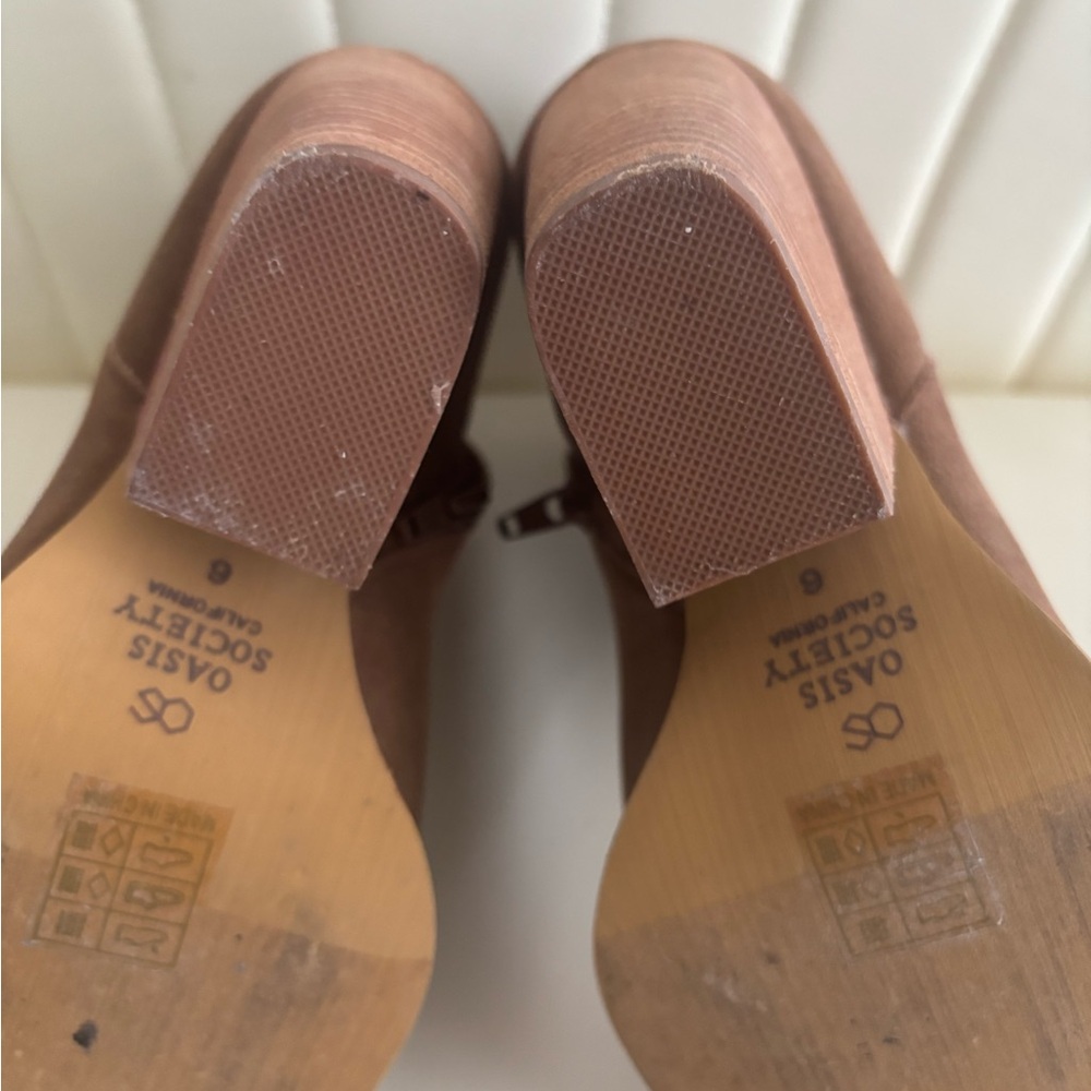 Elegant Brown Suede Ankle Booties - Picture 7 of 7